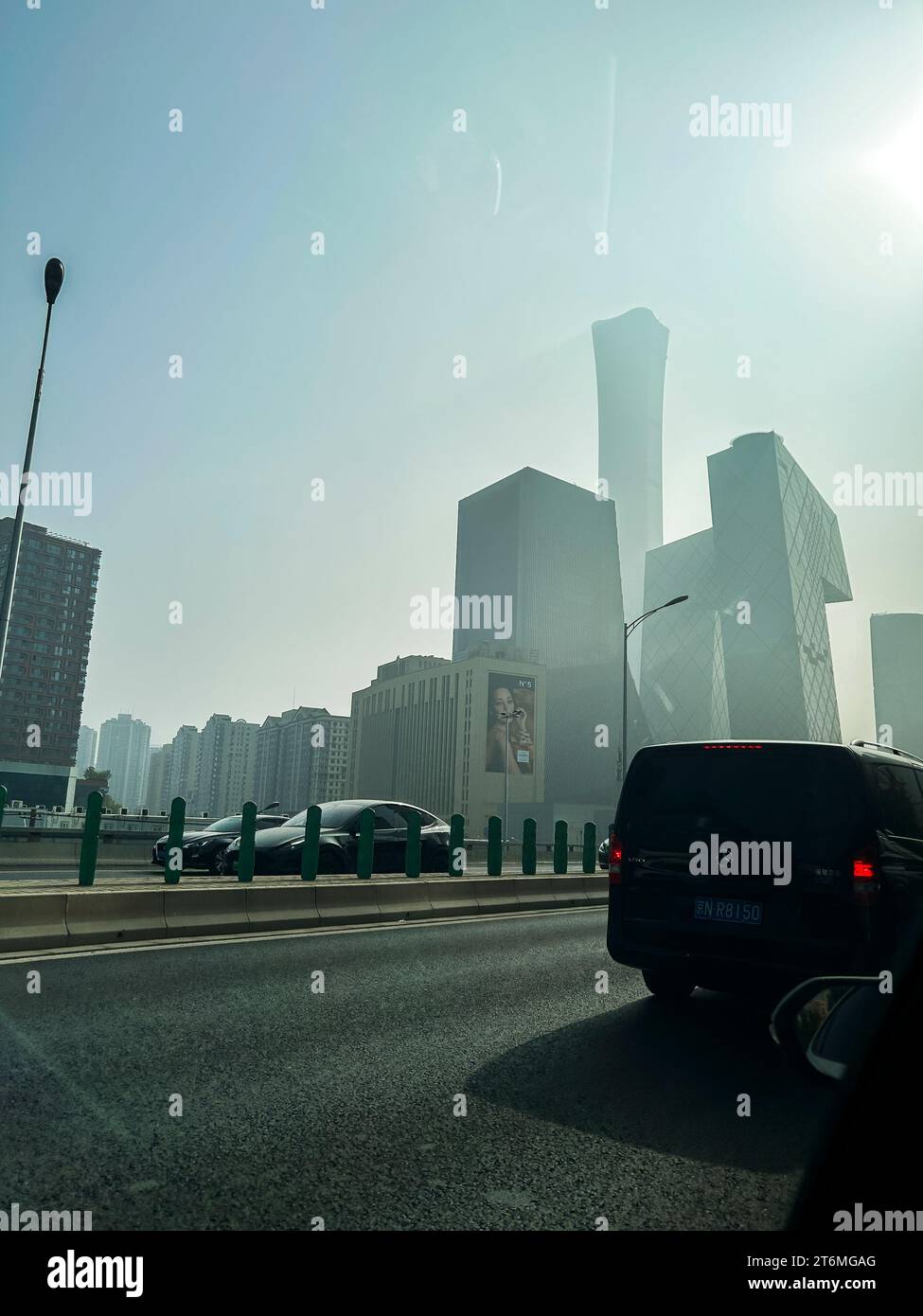 Pechino, Cina, quartiere degli affari del centro, architettura moderna, inquinamento atmosferico, città, scene di strada, Foto Stock