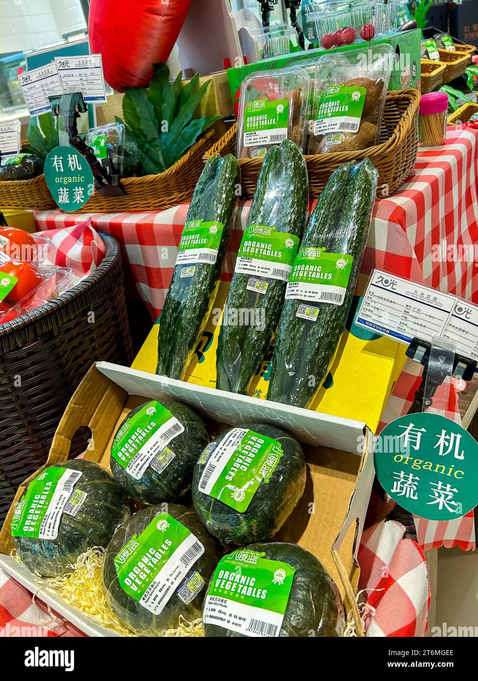Shanghai, Cina, viste dettagliate dei supermercati cinesi, del "Jiuguang Department Store", cibo biologico fresco in esposizione, confezione in plastica di verdure Foto Stock