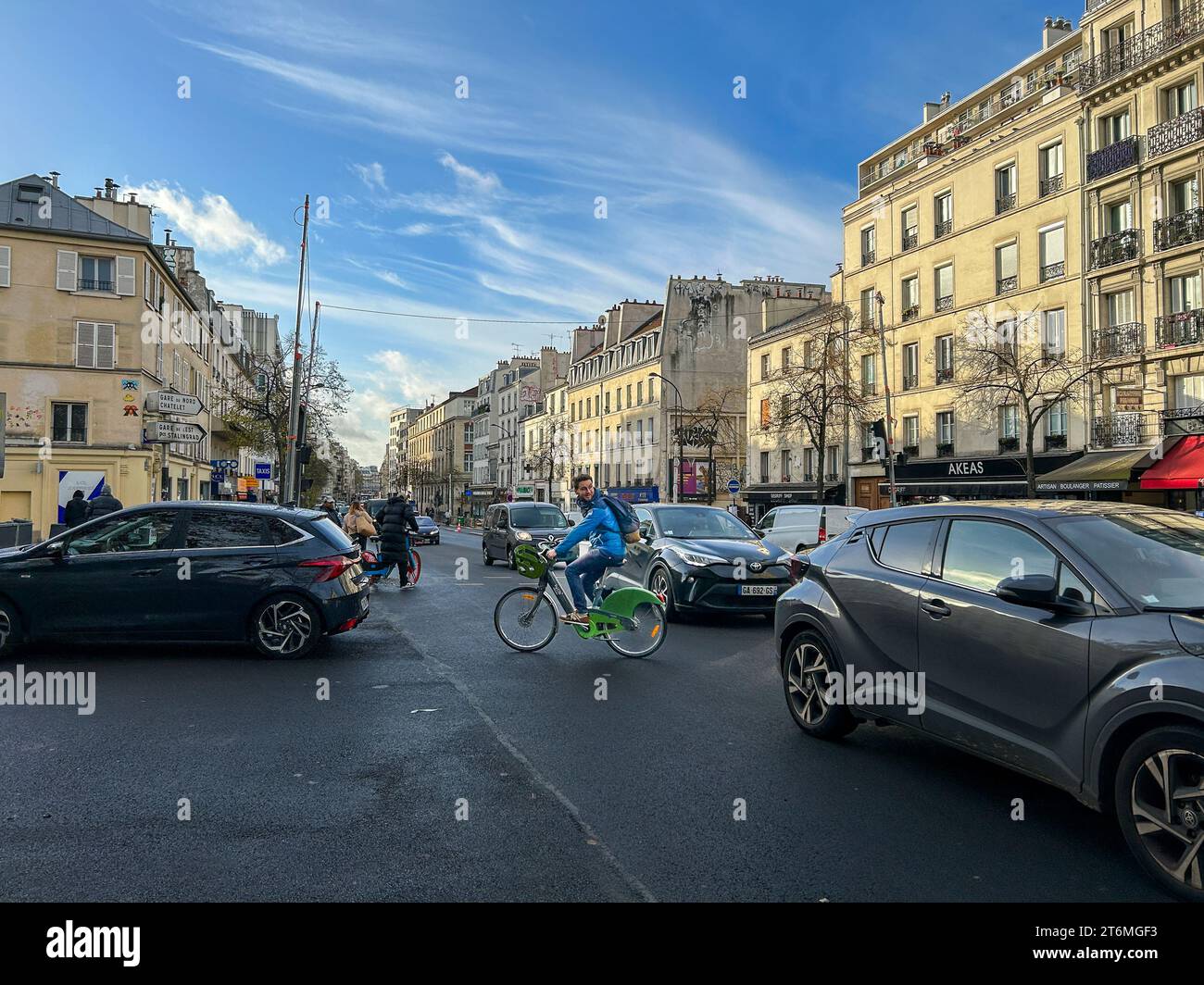 Parigi, Francia, Street Scene, Traffic Jam, automobili, Bicycles, in 19th District, Rue Max Dormoy Foto Stock