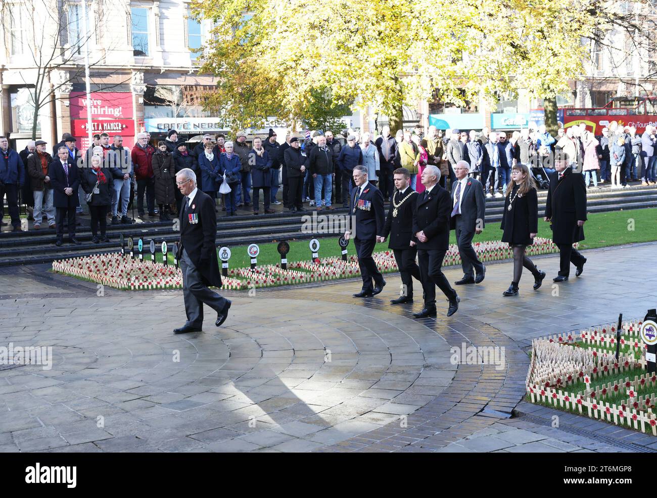 Il sindaco di Belfast, il consigliere Ryan Murphy, che assiste all'osservanza ufficiale della memoria nel giorno dell'armistizio al cenotafio di Belfast. Data immagine: Sabato 11 novembre 2023. Foto Stock