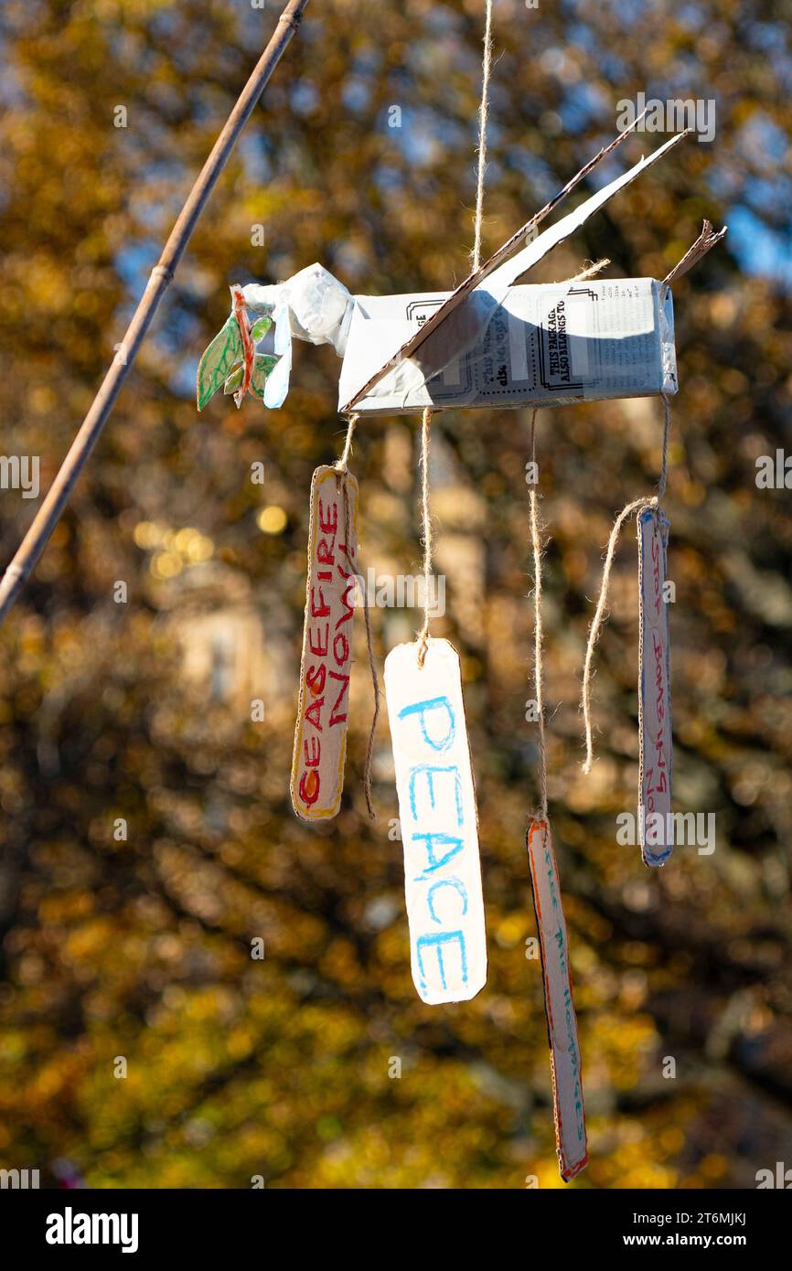 Edimburgo, Scozia, Regno Unito. 11 novembre 2023. Dimostrazione pro palestinese che si svolge sul ponte Waverley a Edimburgo. Manifestanti che chiedono un cessate il fuoco a Gaza. Iain Masterton/Alamy Live News Foto Stock