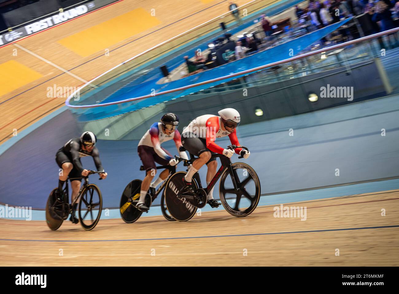 Il polacco Mateusz Rudyk nella prima manche di Sprint maschile 4, l'UCI ha tracciato il campionato di Londra, combattendo contro Sam Dakin dalla nuova Zelanda, e Nien Hsing Hsieh Chinese Taipei 10 novembre Foto Stock