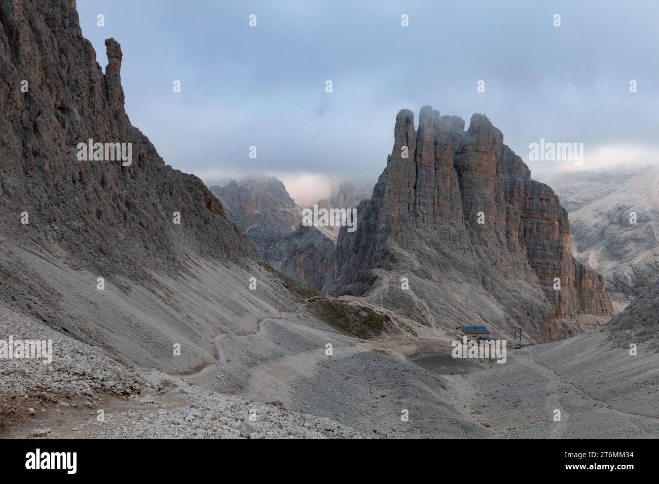 Vista delle torri del vajolet (torri del Vajolet) e del rifugio Re Alberto i dal passo di Santner, Dolomiti, Italia Foto Stock