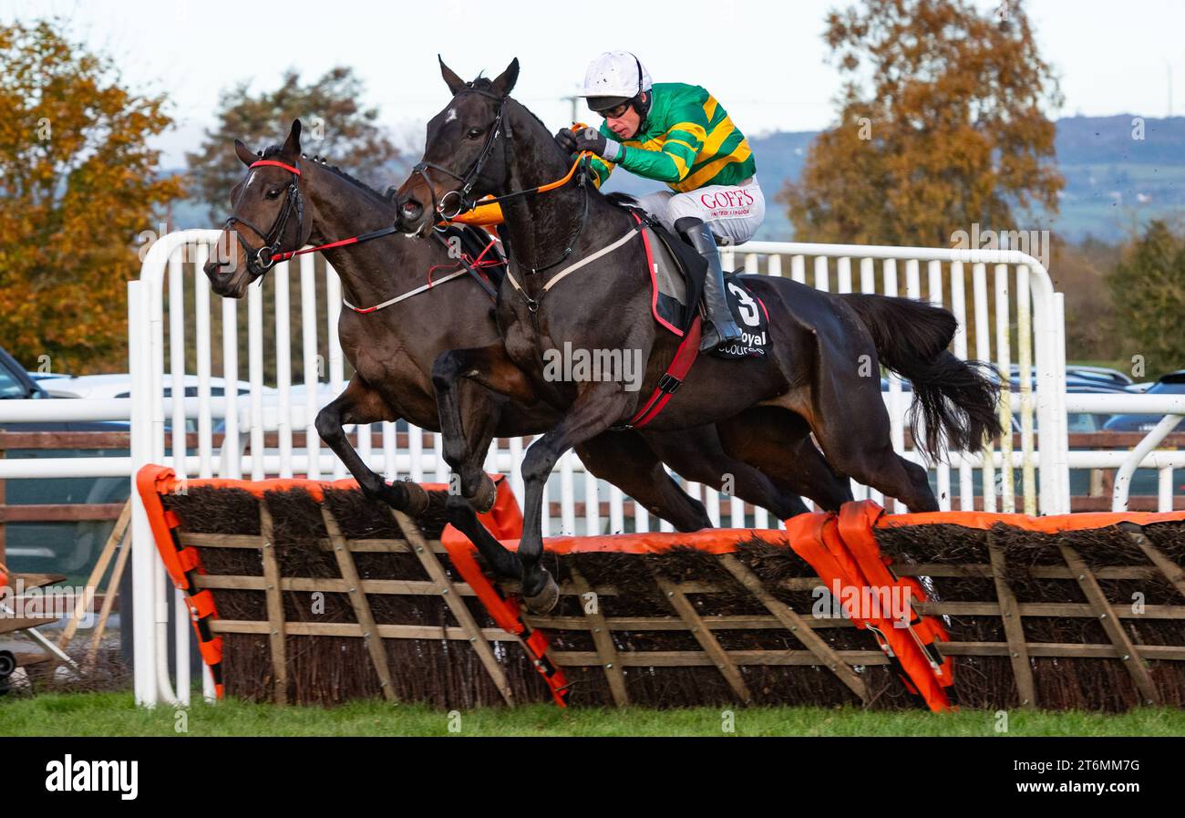 Down Royal, Irlanda del Nord, sabato 11 novembre 2023. Down Memory Lane e il fantino Derek o'Connor vincono l'ostacolo del Tayto Group Maiden per l'allenatore Gordon Elliott e il proprietario Mr J. P. McManus. Credito immagini equine JTW / Alamy Live News Foto Stock