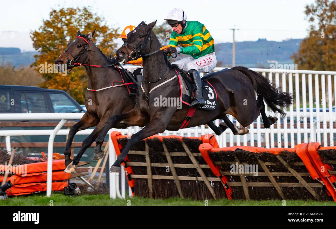 Down Royal, Irlanda del Nord, sabato 11 novembre 2023. Down Memory Lane e il fantino Derek o'Connor vincono l'ostacolo del Tayto Group Maiden per l'allenatore Gordon Elliott e il proprietario Mr J. P. McManus. Credito immagini equine JTW / Alamy Live News Foto Stock