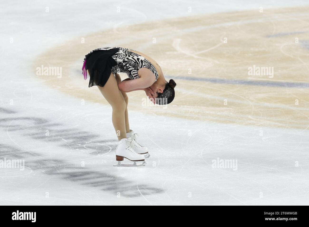 (231111) -- CHONGQING, 11 novembre 2023 (Xinhua) -- Watanabe Rinka del Giappone reagisce dopo il pattinaggio libero femminile al Cup of China ISU Grand Prix of Figure Skating 2023 nel comune di Chongqing della Cina sud-occidentale, 11 novembre 2023. (Xinhua/Xu Yanan) Foto Stock