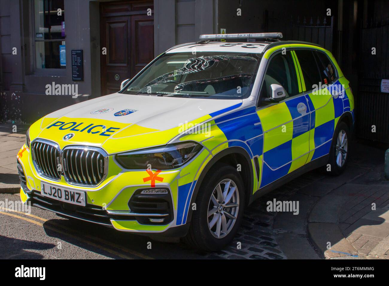 15 giugno 2023 Un veicolo della polizia BMW nella livrea Hi-Viz parcheggiò vicino al castello di Windsor nel Berkshire, Inghilterra, mentre i Bobbies si impegnavano in attività di contrl Foto Stock