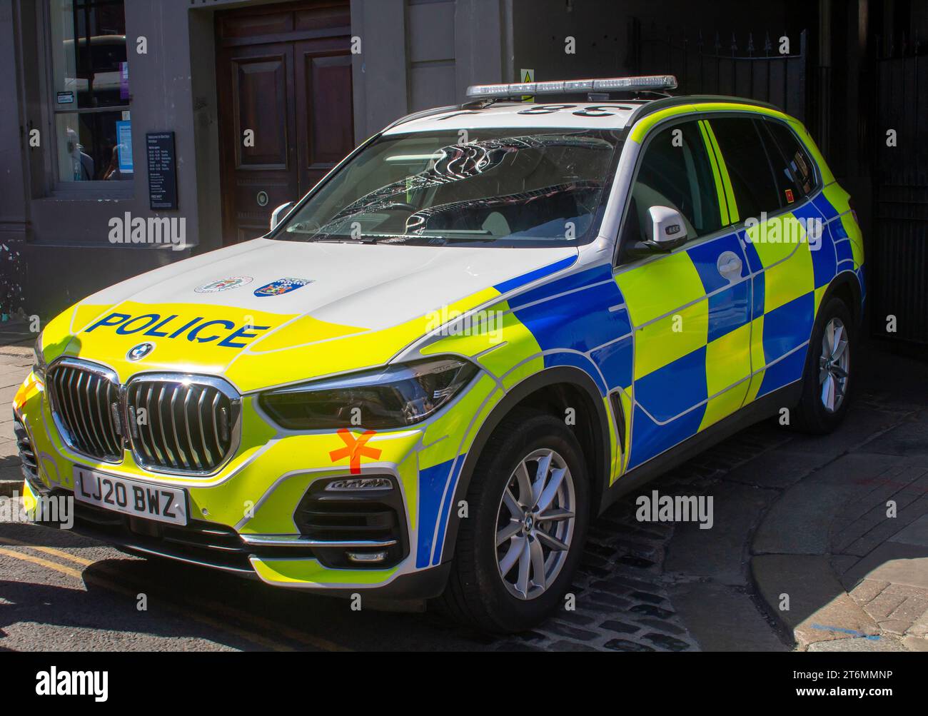 15 giugno 2023 Un veicolo della polizia BMW nella livrea Hi-Viz parcheggiò vicino al castello di Windsor nel Berkshire, Inghilterra, mentre i Bobbies si impegnavano in attività di contrl Foto Stock