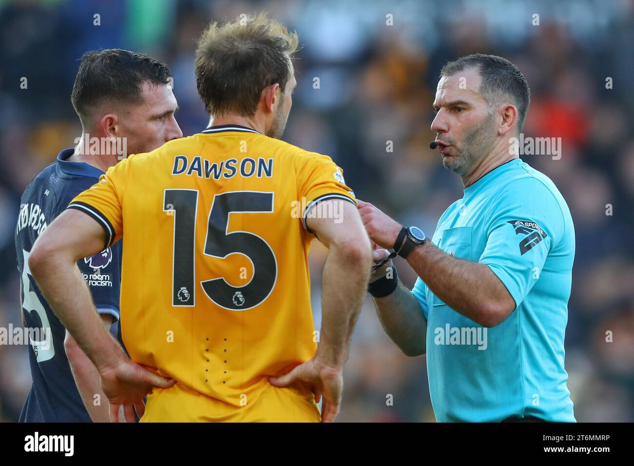 L'arbitro Tim Robinson parla con Pierre-Emile Højbjerg al 5° Tottenham Hotspur e Craig Dawson al 15° dei Wolverhampton Wanderers durante la partita di Premier League Wolverhampton Wanderers vs Tottenham Hotspur a Molineux, Wolverhampton, Regno Unito, 11 novembre 2023 (foto di Gareth Evans/News Images) a Wolverhampton, Regno Unito il 11/2023. (Foto di Gareth Evans/News Images/Sipa USA) Foto Stock