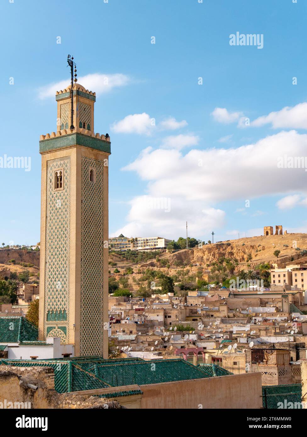 Moschea moresca di FES, Marocco, con la città vecchia sullo sfondo Foto Stock