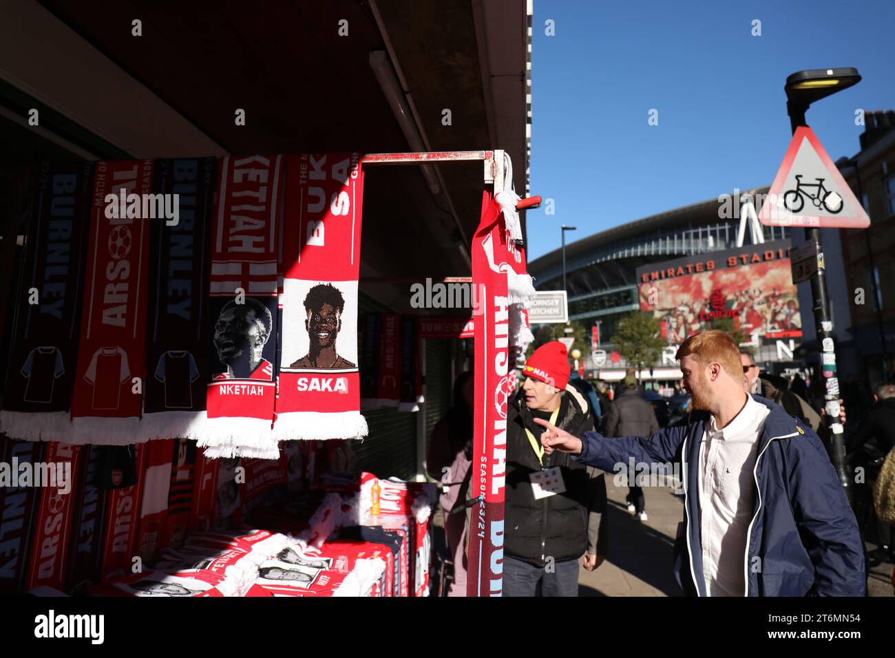 I tifosi dell'arsenale acquistano sciarpe fuori dall'Emirates Stadium prima della partita di Premier League tra Arsenal e Burnley all'Emirates Stadium di Londra, in Inghilterra, l'11 novembre 2023. Foto di Joshua Smith. Solo per uso editoriale, licenza necessaria per uso commerciale. Nessun utilizzo in scommesse, giochi o pubblicazioni di un singolo club/campionato/giocatore. Foto Stock