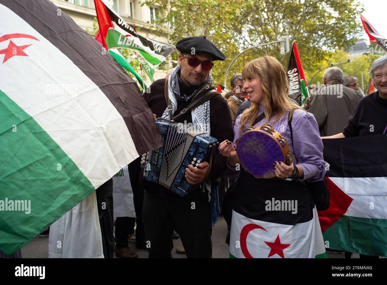 Manifestanti durante una manifestazione per i diritti umani e il diritto internazionale per la liberazione del popolo saharawi, in Atocha Street l'11 novembre 20 Foto Stock