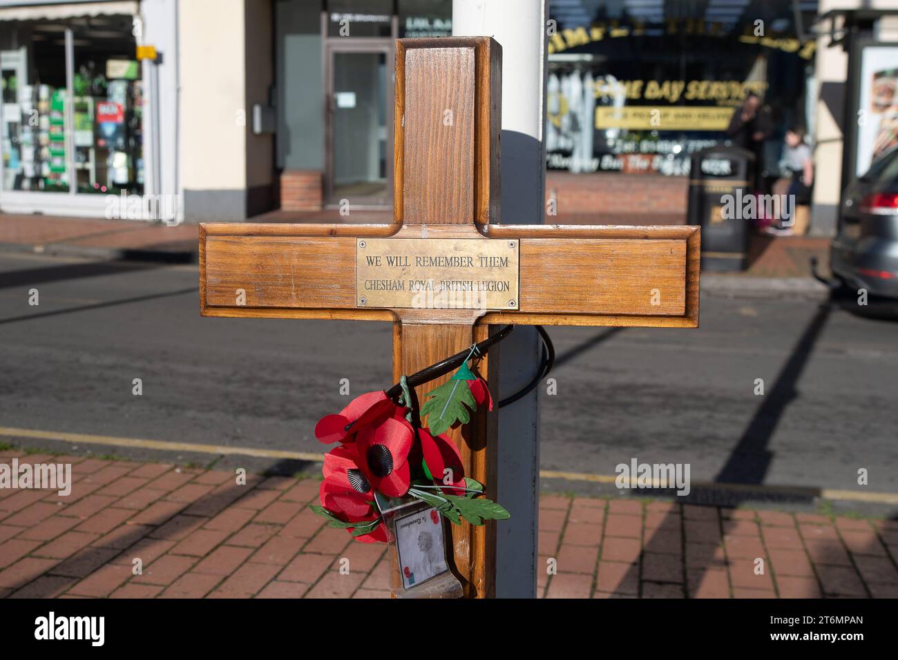 Chesham, Buckinghamshire, Regno Unito. 11 novembre 2023. Una croce commemorativa a Chesham, Buckinghamshire, il giorno dell'armistizio, mentre la città ricorda coloro che hanno perso la vita per la nostra libertà durante la prima e la seconda guerra mondiale Credito: Maureen McLean/Alamy Live News Foto Stock