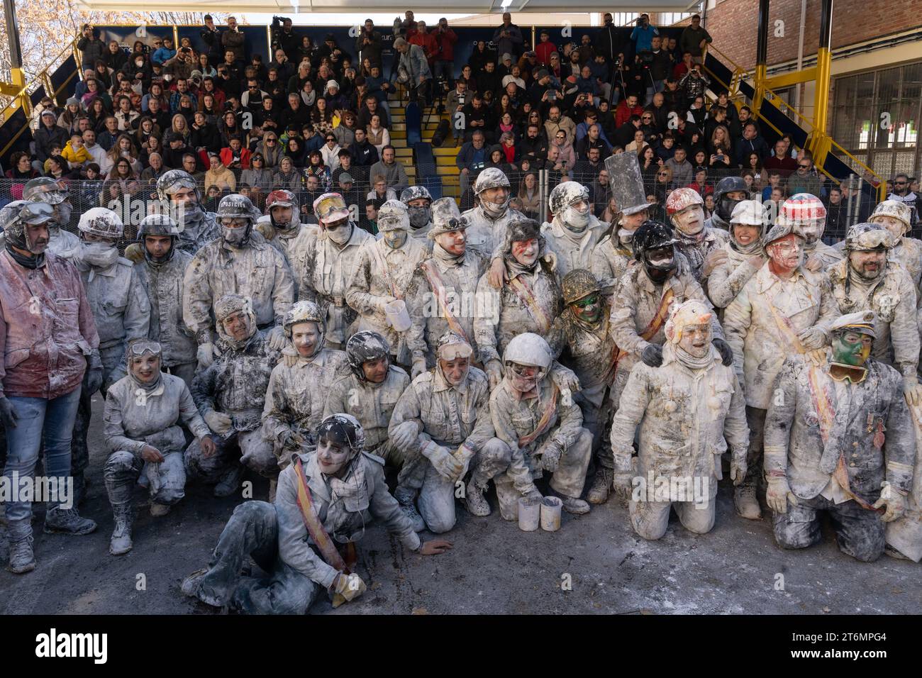 Ibi, Spagna - 28 dicembre 2022: Gruppo di persone ricoperte di farina che partecipano alla tradizionale battaglia denominata "Els Enfarinats" di Ibi, Spagna con il Foto Stock