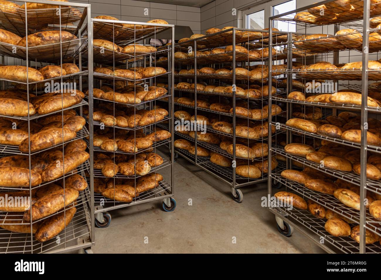 Produzione di panetteria di pane in fabbrica di alimenti con prodotti freschi. Foto Stock