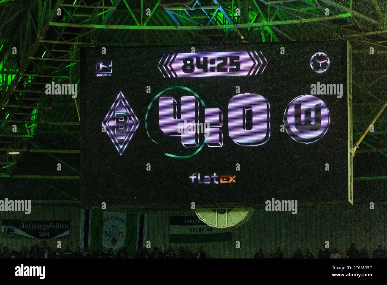 Sport, calcio, Bundesliga, 2023/2024, Borussia Moenchengladbach vs. VfL Wolfsburg 4-0, Stadium Borussia Park, tabellone segnapunti dello stadio mostra il risultato finale del 4-0, LE NORMATIVE DFL VIETANO QUALSIASI USO DI FOTOGRAFIE COME SEQUENZE DI IMMAGINI E/O QUASI-VIDEO Foto Stock