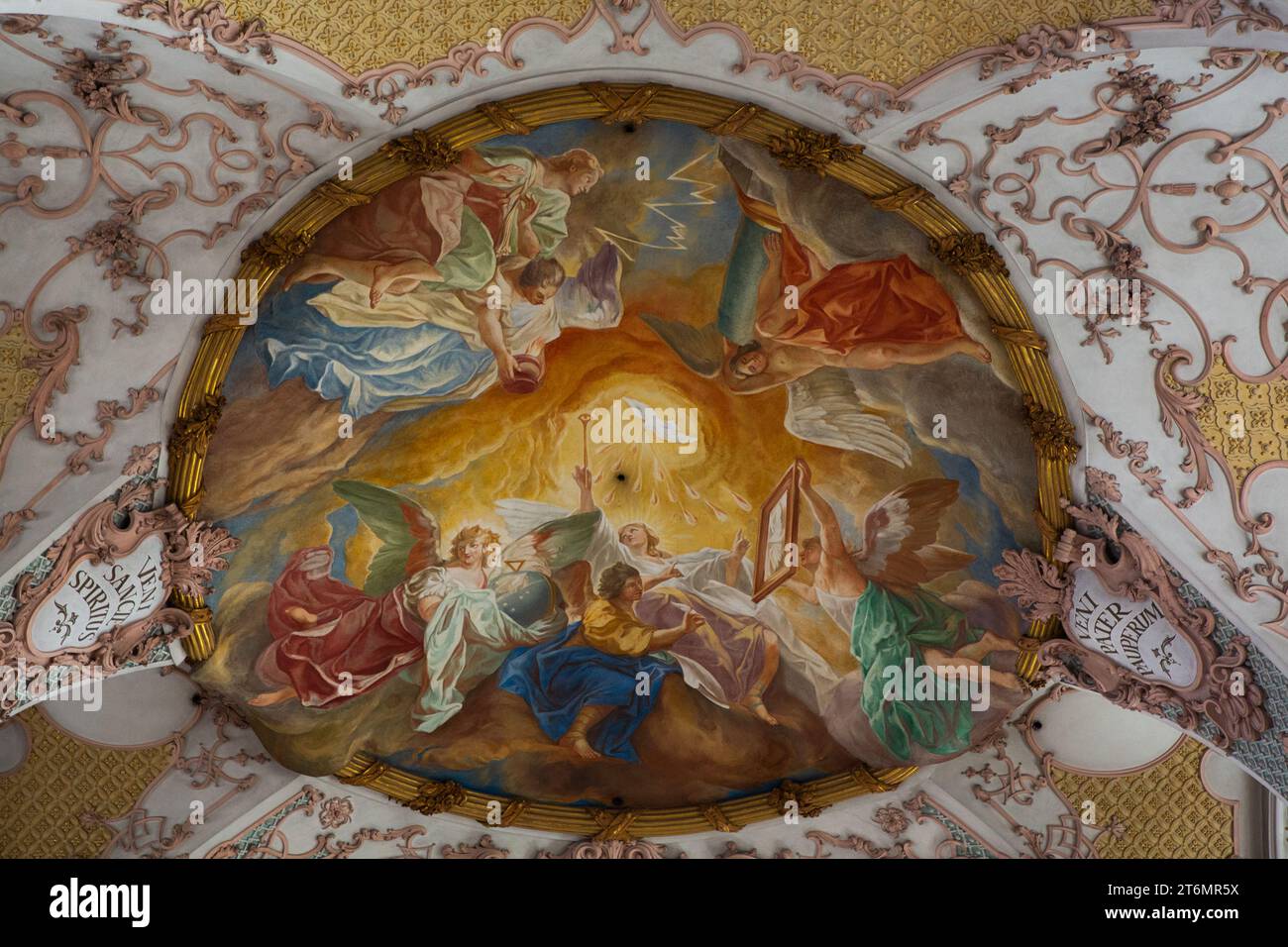 Interni, affreschi del soffitto di Cosma Damiano, Chiesa di Heilig Geist, fondata originariamente nel XIV secolo, città vecchia, Monaco, Baviera, Germania Foto Stock