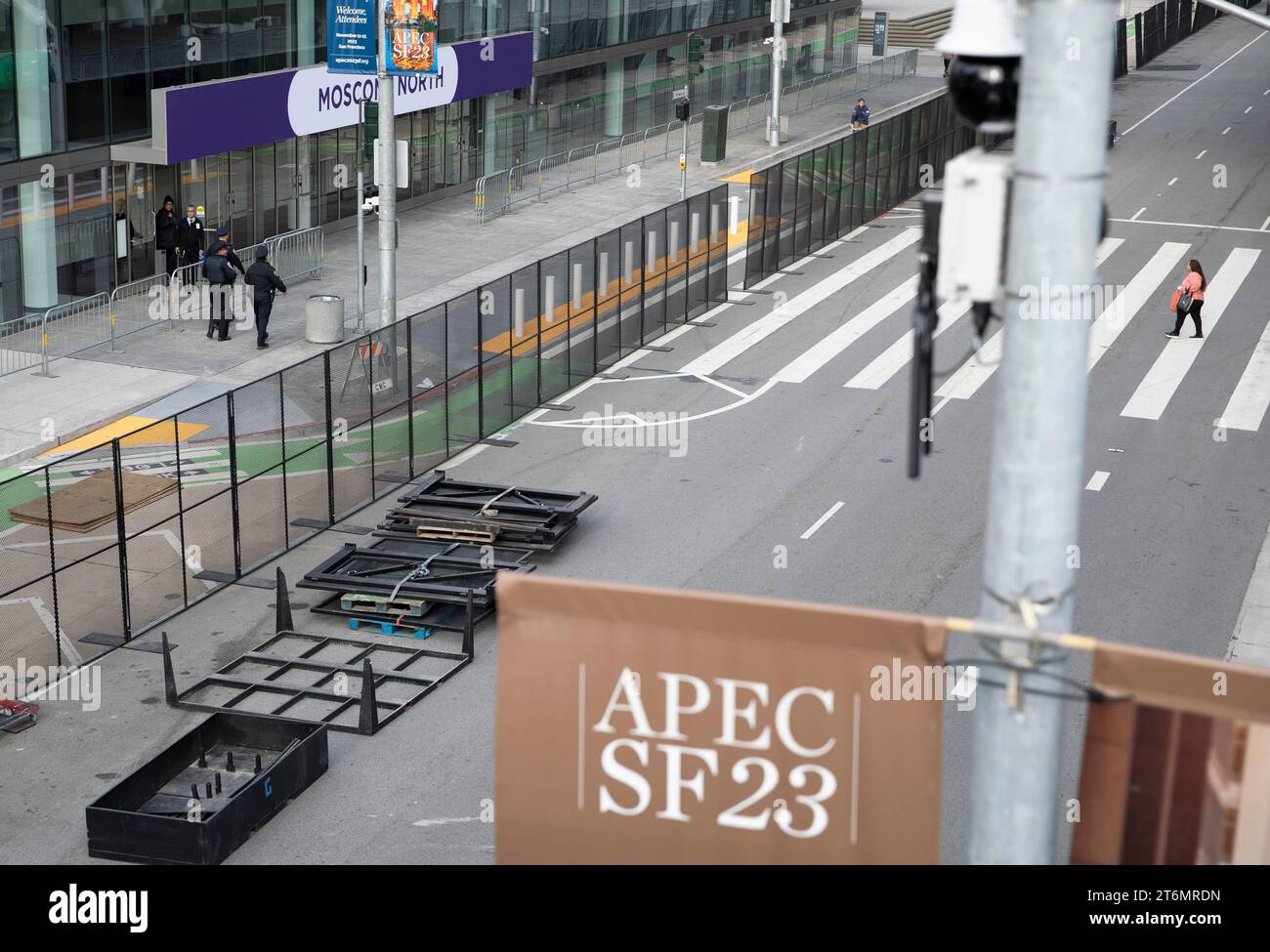 (231111) -- SAN FRANCISCO, 11 novembre 2023 (Xinhua) -- le recinzioni metalliche sono ambientate al di fuori della sede del 30° incontro dei leader economici APEC a San Francisco, California, Stati Uniti, 10 novembre 2023. L'incontro si terrà a San Francisco. (Foto di li Jianguo/Xinhua) Foto Stock