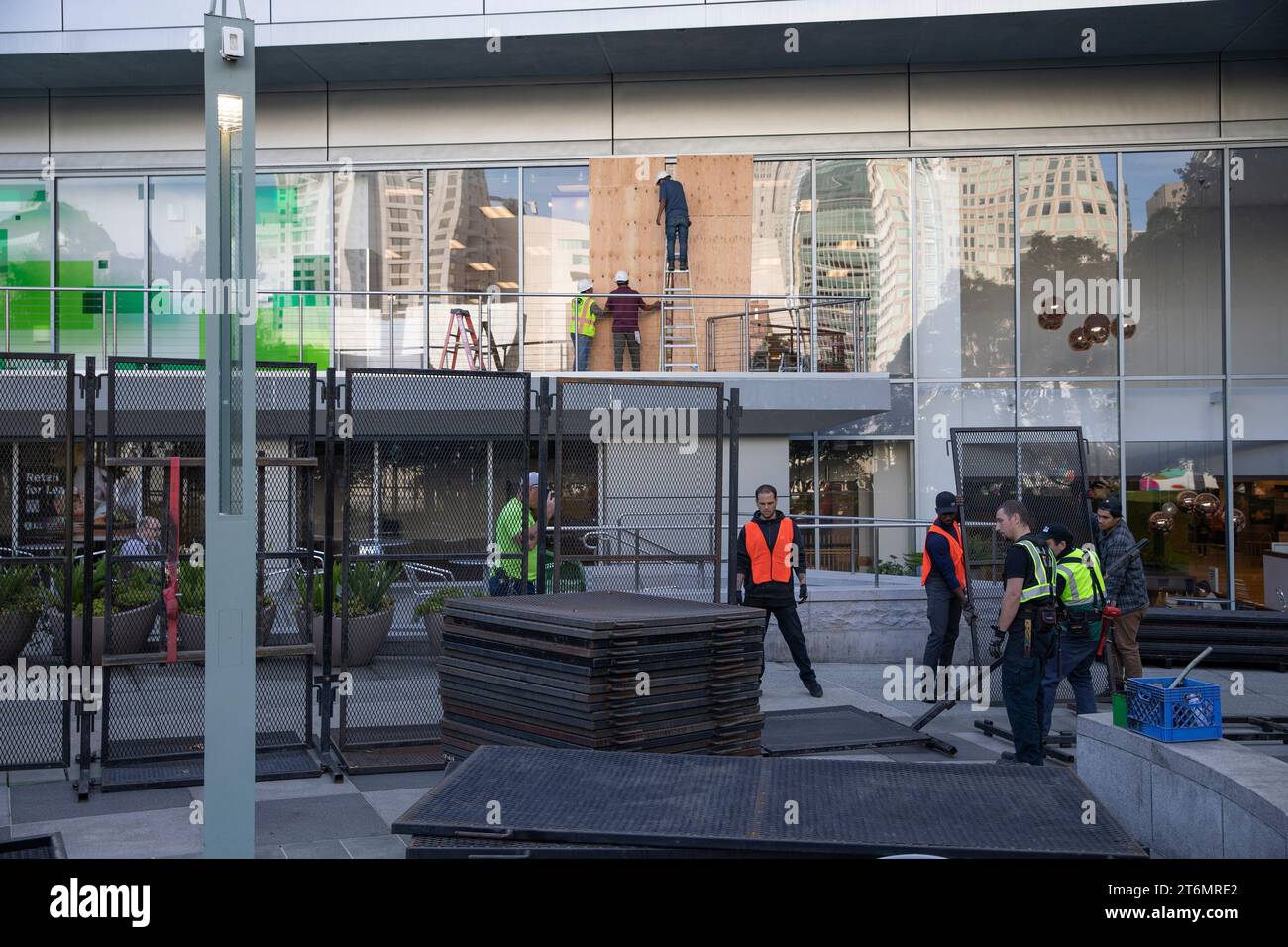 (231111) -- SAN FRANCISCO, 11 novembre 2023 (Xinhua) -- i lavoratori hanno fissato recinzioni metalliche fuori dalla sede della 30a riunione dei leader economici APEC a San Francisco, California, Stati Uniti, 10 novembre 2023. L'incontro si terrà a San Francisco. (Foto di li Jianguo/Xinhua) Foto Stock