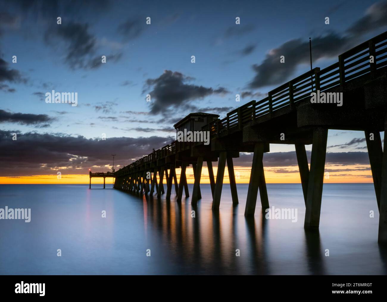Il cielo al tramonto sul Golfo del Messico presso il Venice Fishing Pier a Venice Florida USA Foto Stock