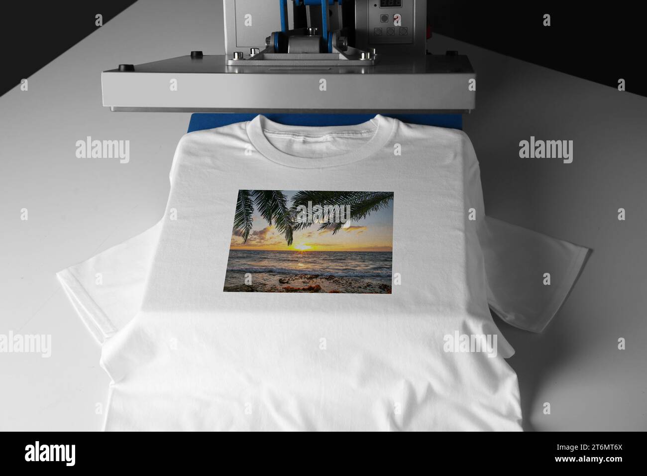 T-shirt personalizzata. Utilizzando la pressa a caldo per stampare una splendida immagine del paesaggio marino tropicale Foto Stock