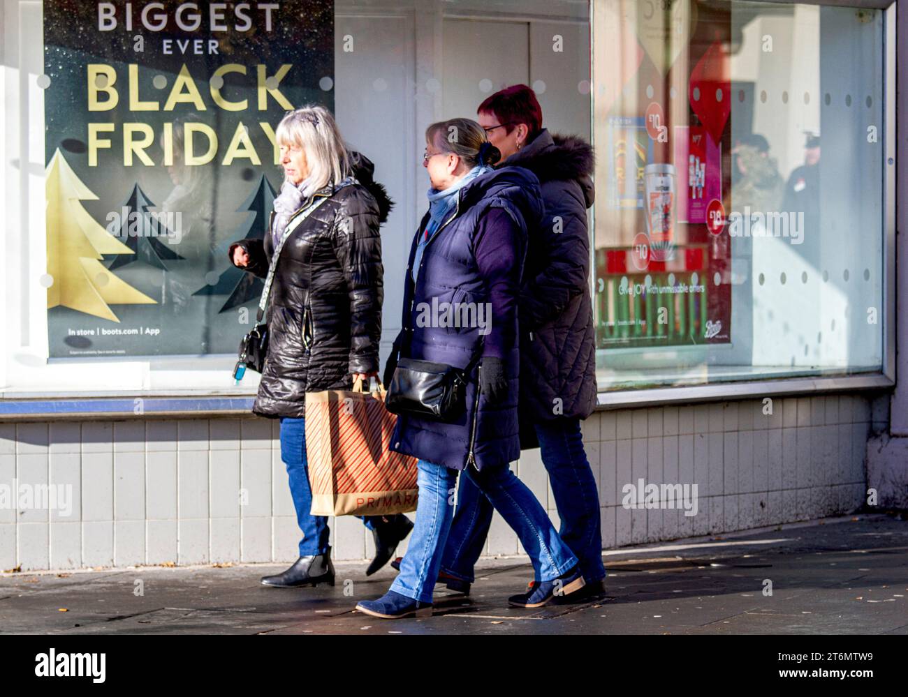 Dundee, Tayside, Scozia, Regno Unito. 11 novembre 2023. Meteo Regno Unito: Anche se il tempo era un weekend autunnale soleggiato e freddo, alcune persone sono uscite per godersi il sole autunnale. Nonostante l'alto costo della vita in Scozia, gli anziani locali si divertono a vivere la loro vita quotidiana nel centro di Dundee, tra i loro negozi natalizi. Crediti: Dundee Photographics/Alamy Live News Foto Stock