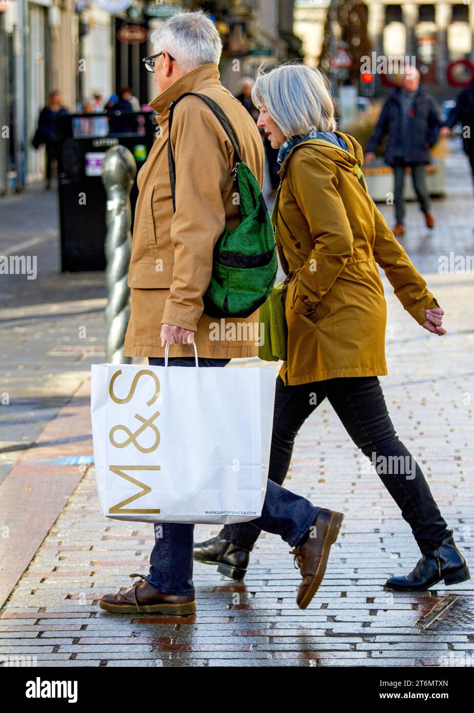 Dundee, Tayside, Scozia, Regno Unito. 11 novembre 2023. Meteo Regno Unito: Anche se il tempo era un weekend autunnale soleggiato e freddo, alcune persone sono uscite per godersi il sole autunnale. Nonostante l'alto costo della vita in Scozia, gli anziani locali si divertono a vivere la loro vita quotidiana nel centro di Dundee, tra i loro negozi natalizi. Crediti: Dundee Photographics/Alamy Live News Foto Stock