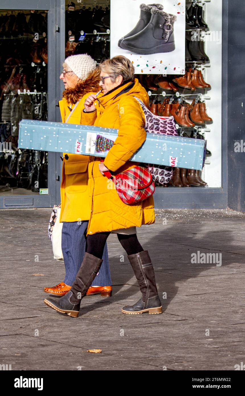 Dundee, Tayside, Scozia, Regno Unito. 11 novembre 2023. Meteo Regno Unito: Anche se il tempo era un weekend autunnale soleggiato e freddo, alcune persone sono uscite per godersi il sole autunnale. Nonostante l'alto costo della vita in Scozia, gli anziani locali si divertono a vivere la loro vita quotidiana nel centro di Dundee, tra i loro negozi natalizi. Crediti: Dundee Photographics/Alamy Live News Foto Stock