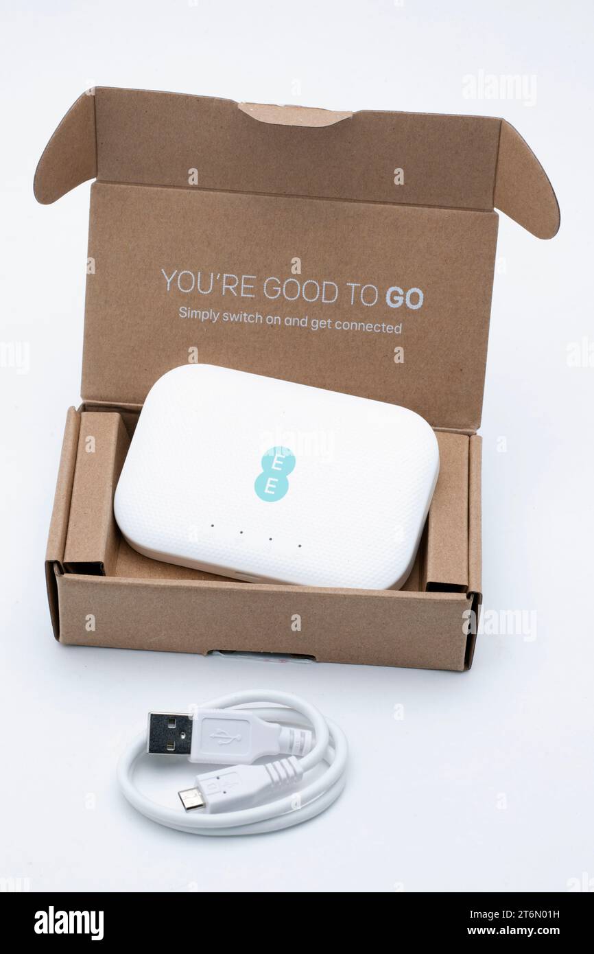 Mini hub router WiFi mobile 4G con SIM EE PAYG e connettore USB Foto Stock