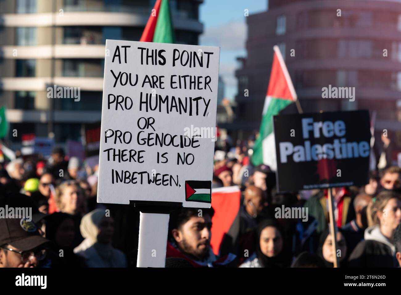 Vauxhall Bridge, Londra, Regno Unito. 11 novembre 2023. Una protesta è in corso contro l'escalation dell'azione militare a Gaza mentre il conflitto tra Israele e Hamas continua. Organizzati da gruppi tra cui Palestine Solidarity Campaign e Stop the War Coalition, dal titolo «marcia nazionale per la Palestina» e con inviti a «liberare la Palestina», «porre fine alla violenza» e «porre fine all’apartheid», i manifestanti si sono riuniti a Park Lane prima di dirigersi a sud e sopra il ponte Vauxhall. Foto Stock