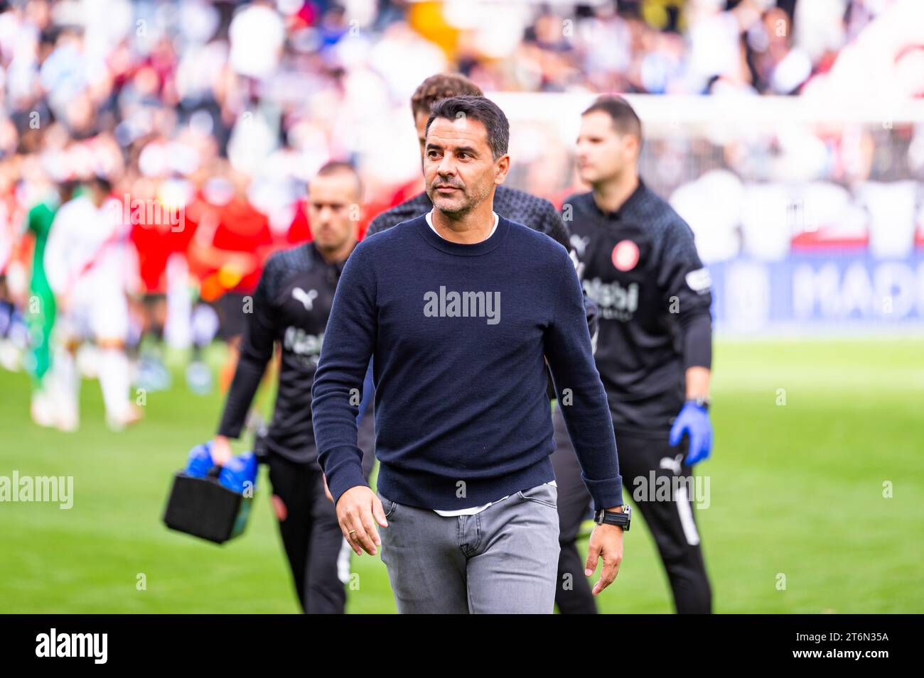 Miguel Angel Sanchez Munoz, meglio conosciuto come Michel, figura storica di Rayo Vallecano e attuale allenatore di Girona, riceve un tributo dai tifosi di Rayo Vallecano prima della partita di calcio la Liga EA Sports 2022/23 tra Rayo Vallecano e Girona all'Estadio de Vallecas di Madrid, Spagna. Foto Stock
