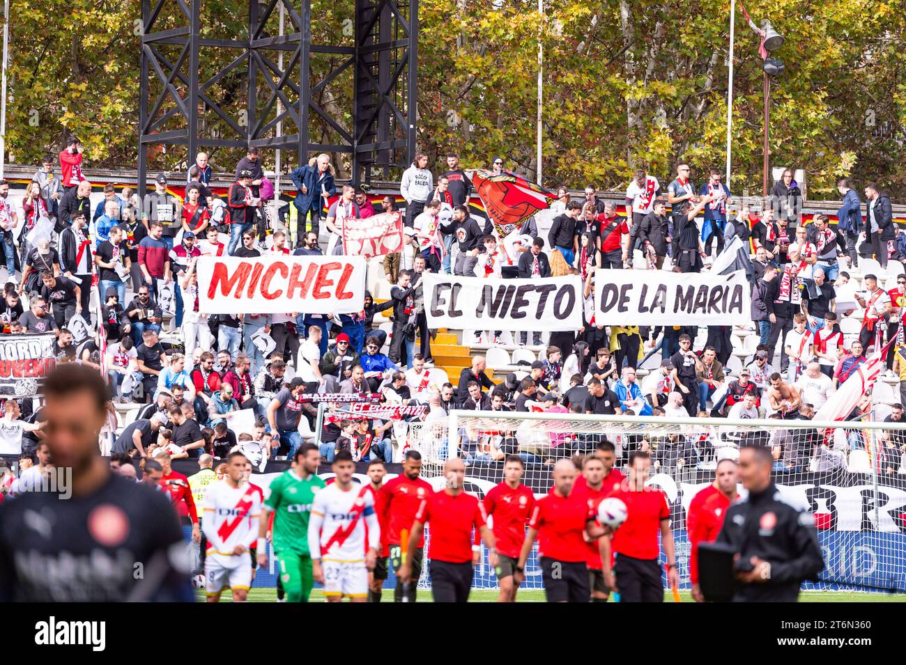 I tifosi del Rayo Vallecano mostrano uno striscione in omaggio a Miguel Angel Sanchez Munoz, meglio conosciuto come Michel, figura storica di Rayo Vallecano e attuale allenatore di Girona, prima della partita di calcio la Liga EA Sports 2022/23 tra Rayo Vallecano e Girona all'Estadio de Vallecas di Madrid, Spagna. Foto Stock
