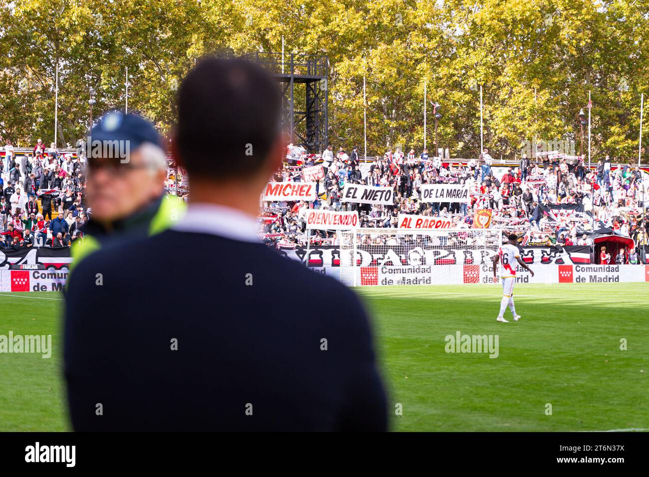 I tifosi del Rayo Vallecano mostrano uno striscione in omaggio a Miguel Angel Sanchez Munoz, meglio conosciuto come Michel, figura storica di Rayo Vallecano e attuale allenatore di Girona, prima della partita di calcio la Liga EA Sports 2022/23 tra Rayo Vallecano e Girona all'Estadio de Vallecas di Madrid, Spagna. Foto Stock