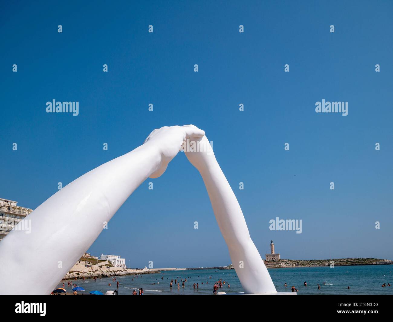 Vieste, Italia - 25 agosto 2023: Veduta dei ponti di costruzione, sei paia di mani giganti, alte 15 metri e unite, nel cuore di Vieste sulla Marina PIC Foto Stock