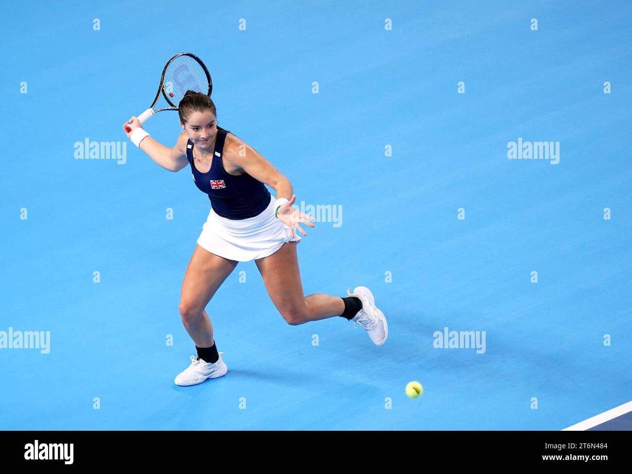 Il britannico Jodie Burrage in azione contro la svedese Kajsa Rinaldo Persson (non nella foto) durante il primo giorno dei play-off della Billie Jean King Cup 2023 tra Gran Bretagna e Svezia alla Copper Box Arena di Londra. Data immagine: Sabato 11 novembre 2023. Foto Stock