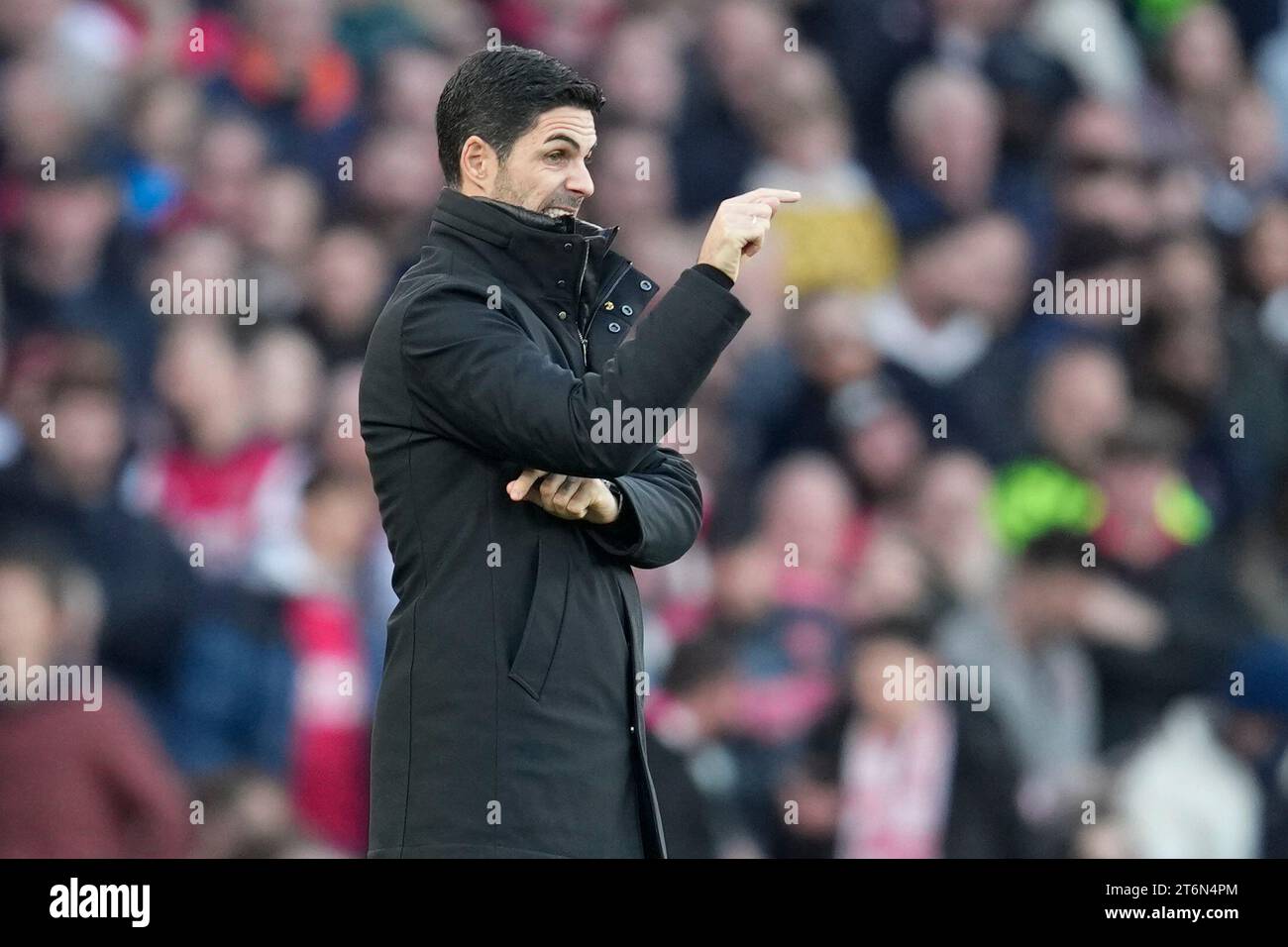 Arsenal's manager Mikel Arteta points during the English Premier League soccer match between Arsenal and Burnley at Emirates stadium in London, England, Saturday, Nov. 11, 2023. (AP Photo/Kin Cheung) Foto Stock