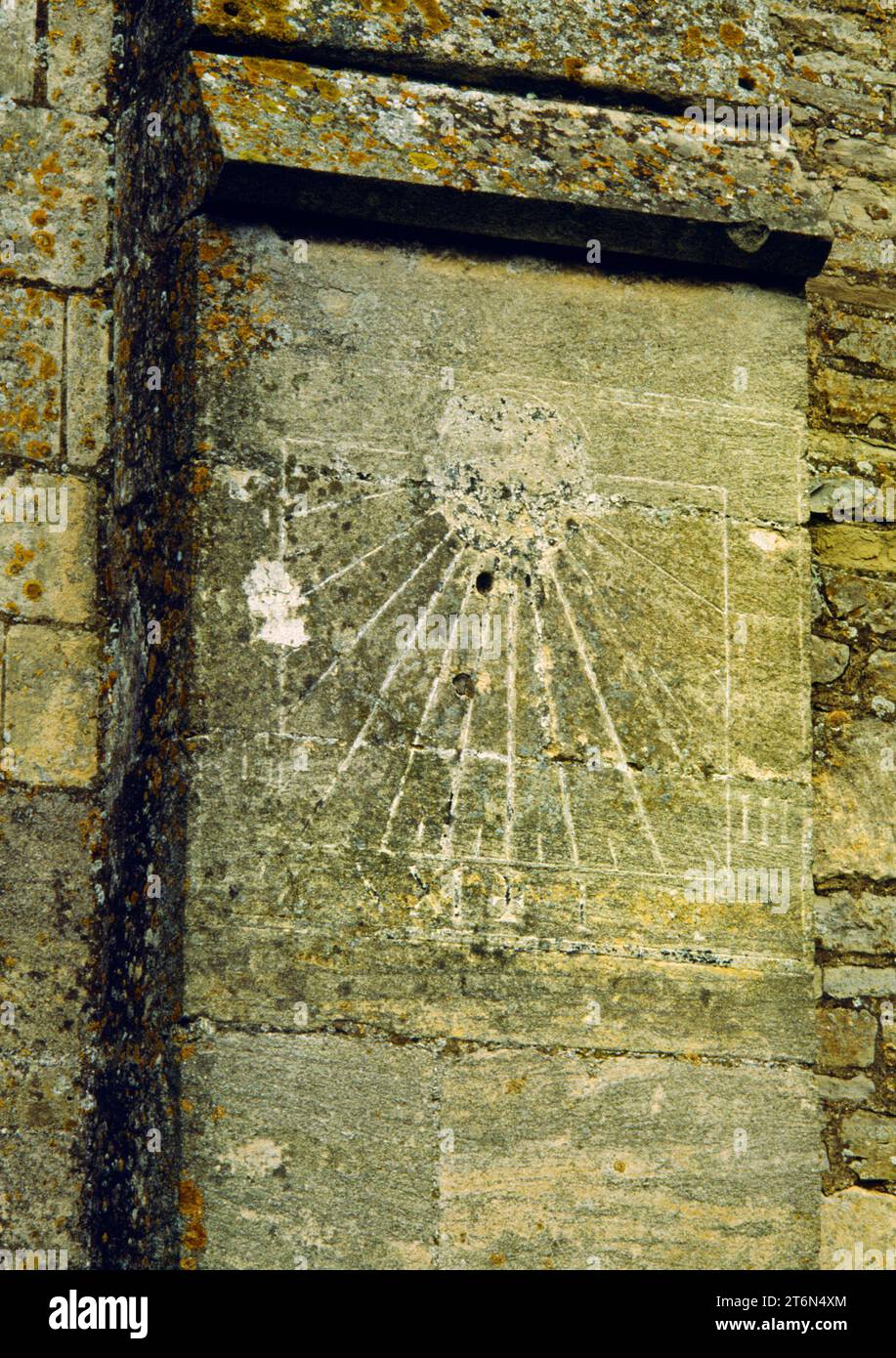 Una meridiana medievale o successiva sul contrafforto SW della facciata esterna della navata di St Laurence's Church, Longney, Gloucestershire, Inghilterra, Regno Unito. Foto Stock