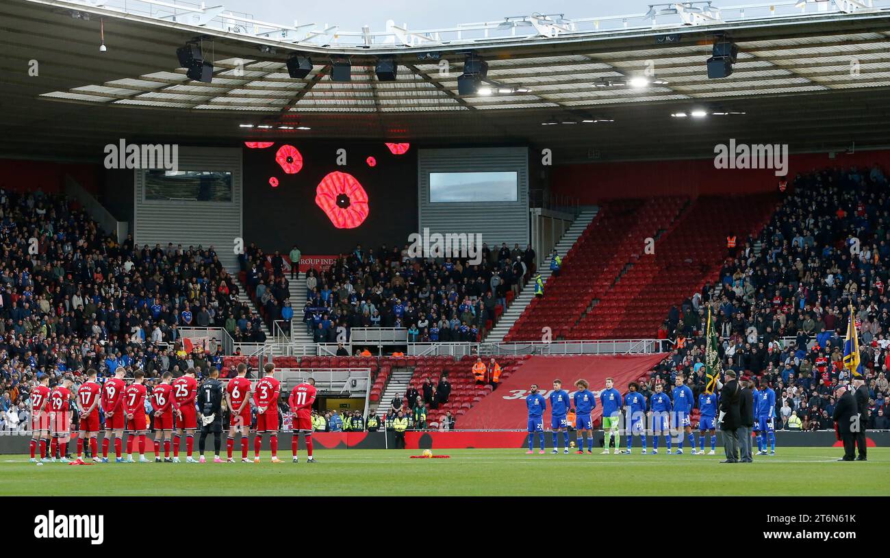 I giocatori di entrambe le squadre osservano un momento di silenzio per il Remembrance Day in vista della partita del campionato Sky Bet al Riverside Stadium, Middlesbrough. Data immagine: Sabato 11 novembre 2023. Foto Stock