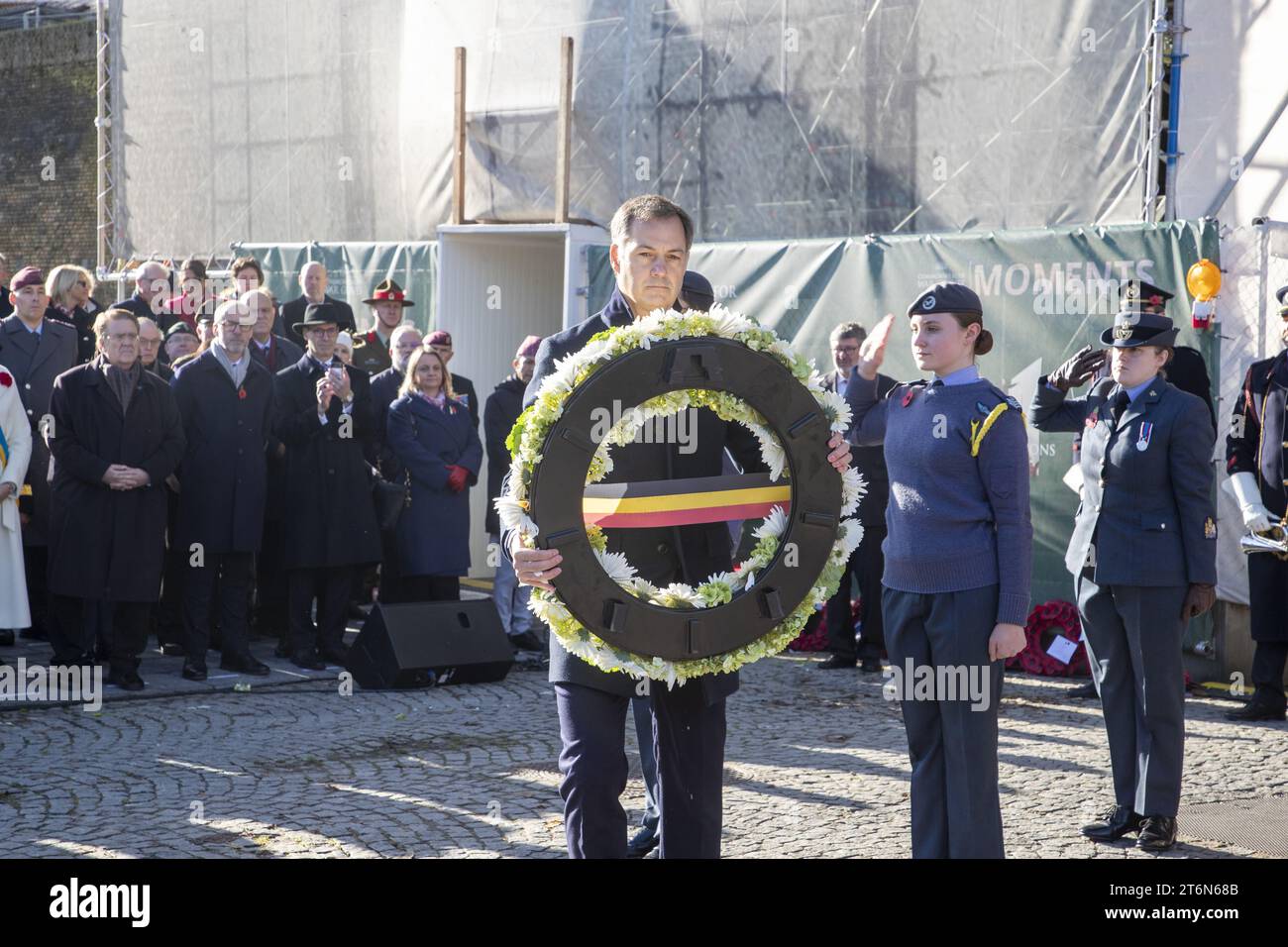 Il primo ministro Alexander De Croo (C) raffigurato durante le commemorazioni della prima guerra mondiale a Ypres - Ieper, sabato 11 novembre 2023. Per commemorare la prima guerra mondiale, viene organizzata una parata del papavero dalla Cattedrale di San Martino alla porta di Menin, seguita da una cerimonia al Monumento belga e da uno speciale Last Post. L'11 novembre 1918 fu firmato l'armistizio, che segnò la fine della prima guerra mondiale BELGA FOTO NICOLAS MAETERLINCK Foto Stock