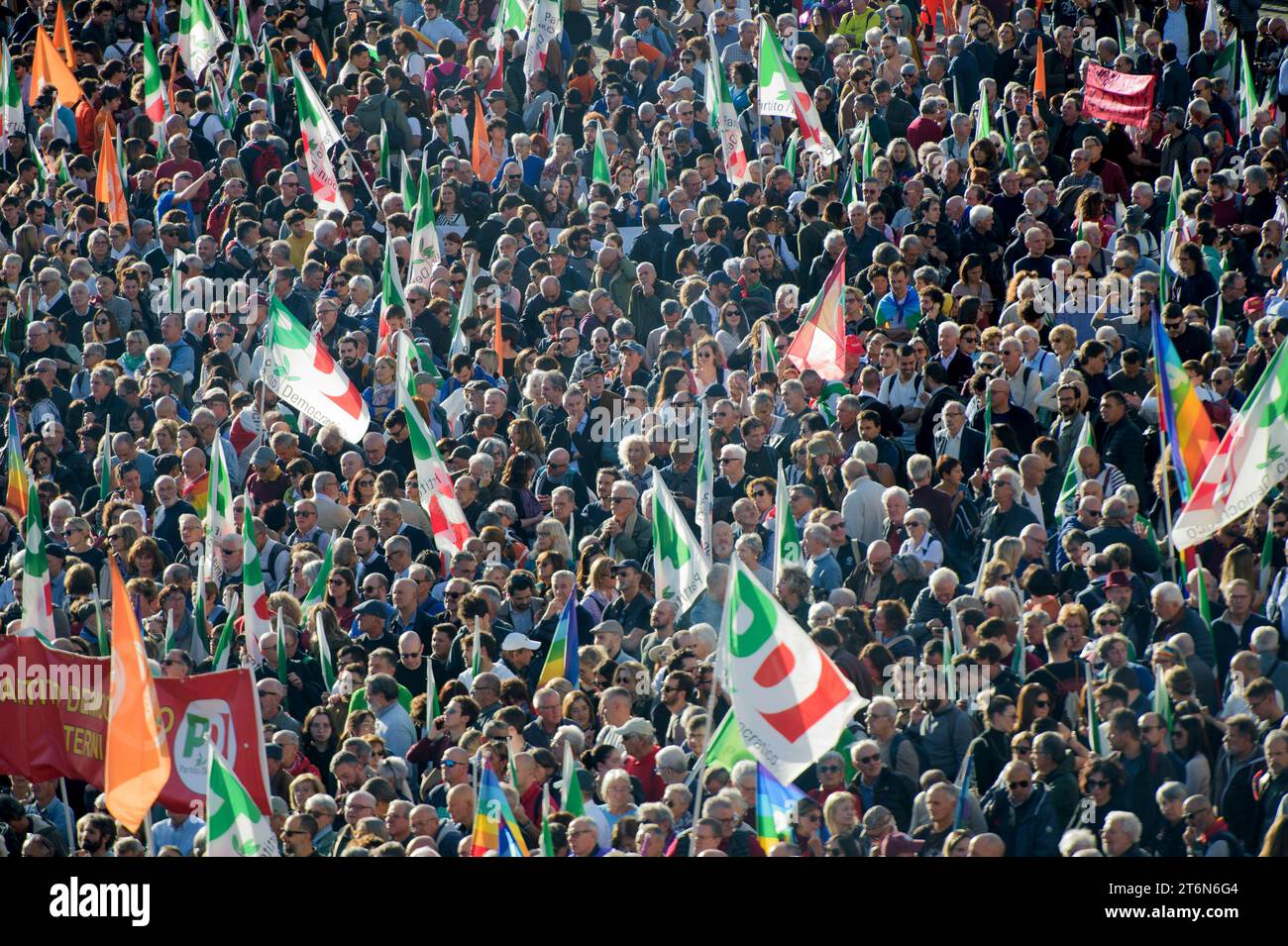 11 novembre 2023, Roma, Italia: Una piazza del popolo piena di persone per la manifestazione nazionale del Partito Democratico che, dopo 5 anni, torna in piazza per rafforzare i legami con il suo ''popolo' (Credit Image: © Marcello Valeri/ZUMA Press Wire) SOLO EDITORIALE! Non per USO commerciale! Foto Stock