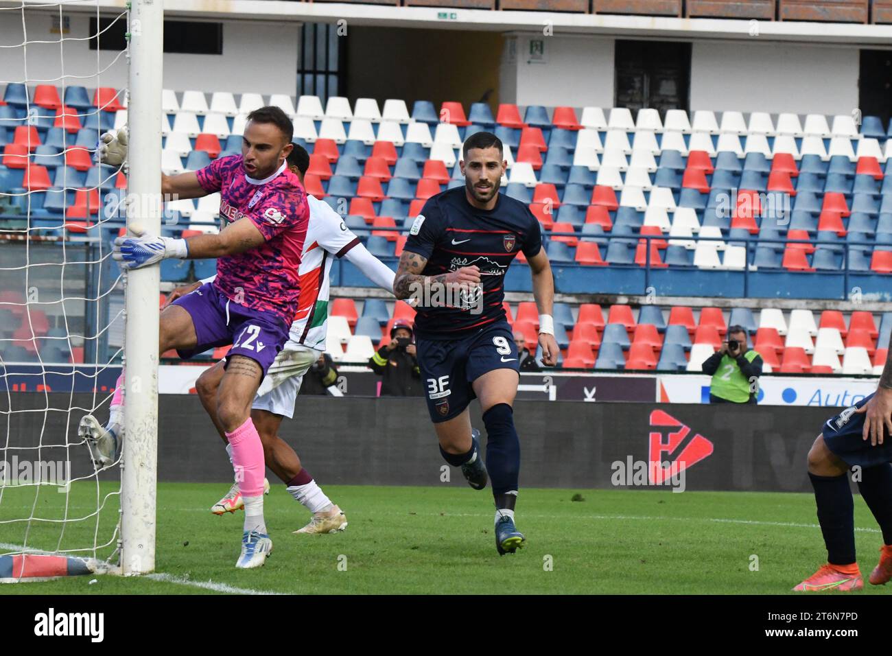 Il Gennaro Tutino di Cosenza festeggia la partita di serie B Cosenza vs Reggiana allo stadio San Vito-Marulla di Cosenza, in Italia, l'11 novembre 2023 Foto Stock