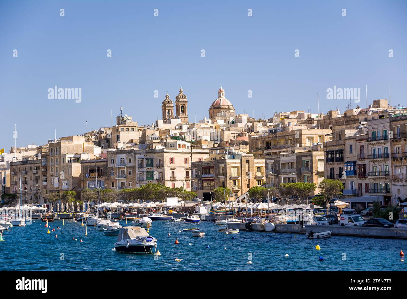 Vittoriosa, Malta - 17 giugno 2023: Porto con barche ormeggiate e sullo sfondo e città di Vittoriosa sullo sfondo, Malta Foto Stock