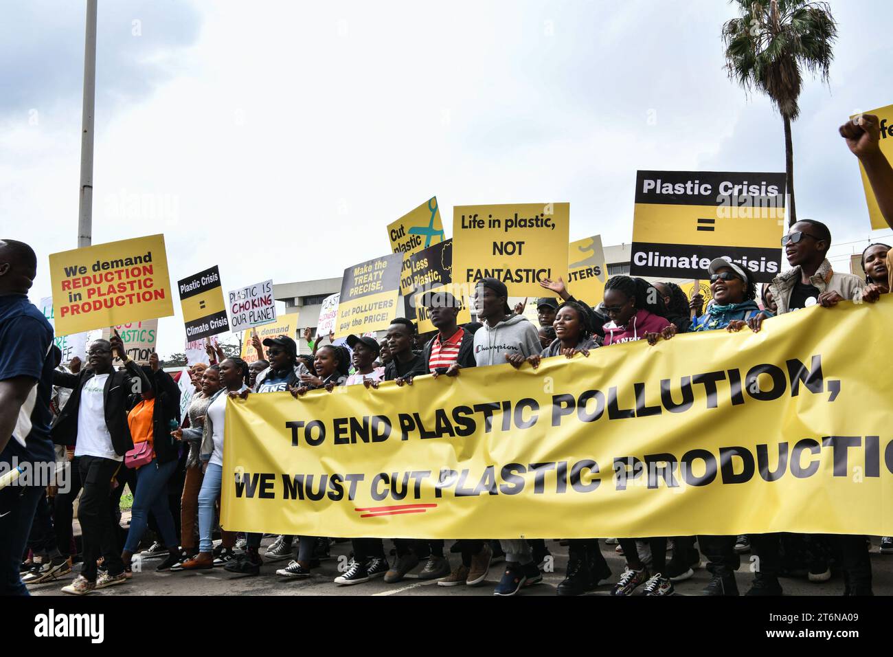 (231111) -- NAIROBI, 11 novembre 2023 (Xinhua) -- attivisti verdi organizzati dal "BreakFreeFromPlastic Movement" march through the Streets in Nairobi, Kenya, 11 novembre 2023. Centinaia di attivisti verdi, provenienti dal Sud del mondo, hanno marciato per le strade nella capitale keniota di Nairobi sabato, chiedendo un trattato vincolante per accelerare l'eliminazione graduale della produzione e dell'uso della plastica.PER ANDARE CON "Roundup: gli attivisti del Sud globale marciano in Kenya tra gli inviti a eliminare gradualmente le materie plastiche (Xinhua/Han Xu) Foto Stock