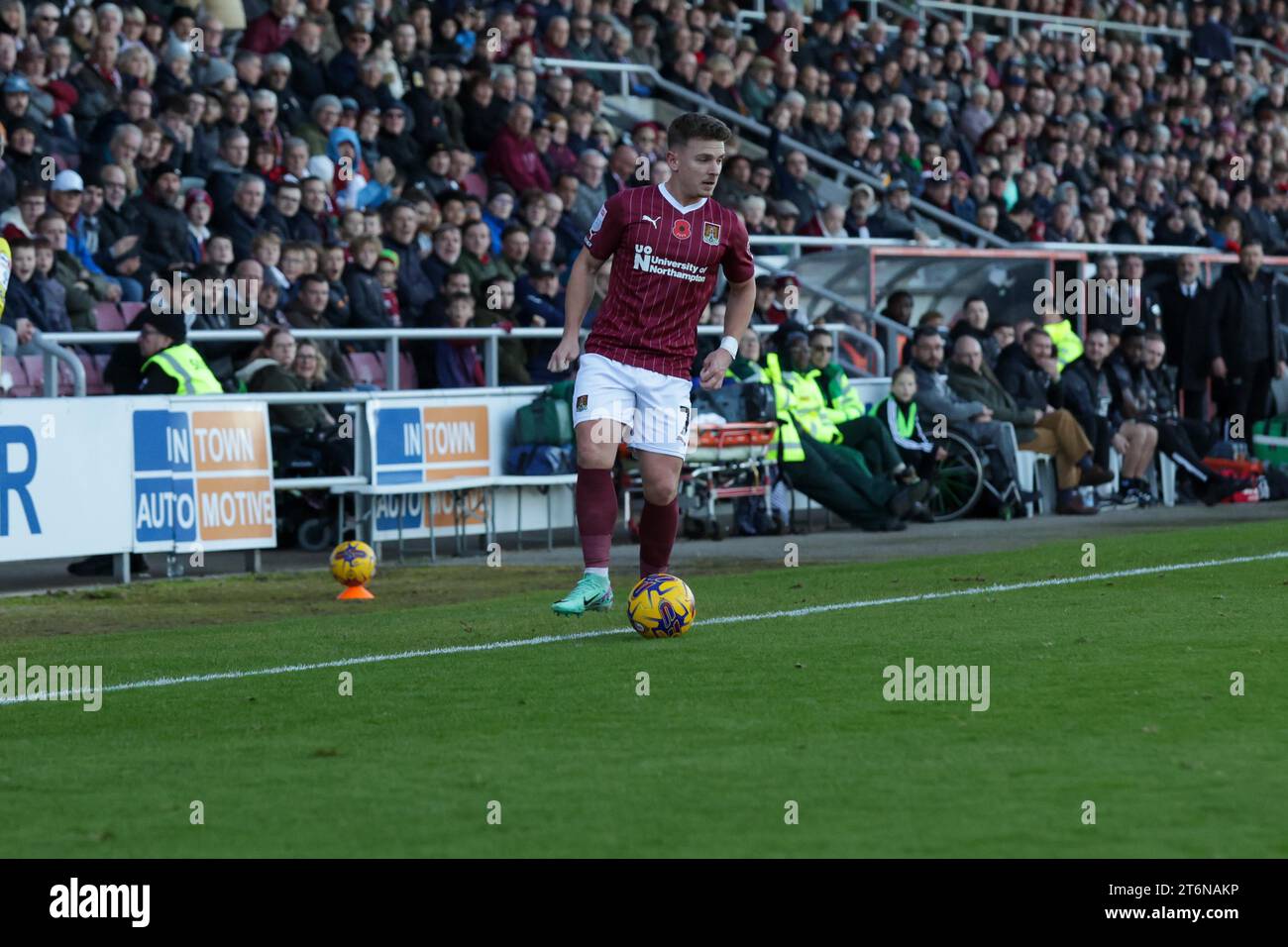 Sam Hoskins di Northampton Town durante il primo tempo della partita Sky Bet League 1 tra Northampton Town e Burton Albion al PTS Academy Stadium di Northampton sabato 11 novembre 2023. (Foto: John Cripps | notizie mi) Foto Stock