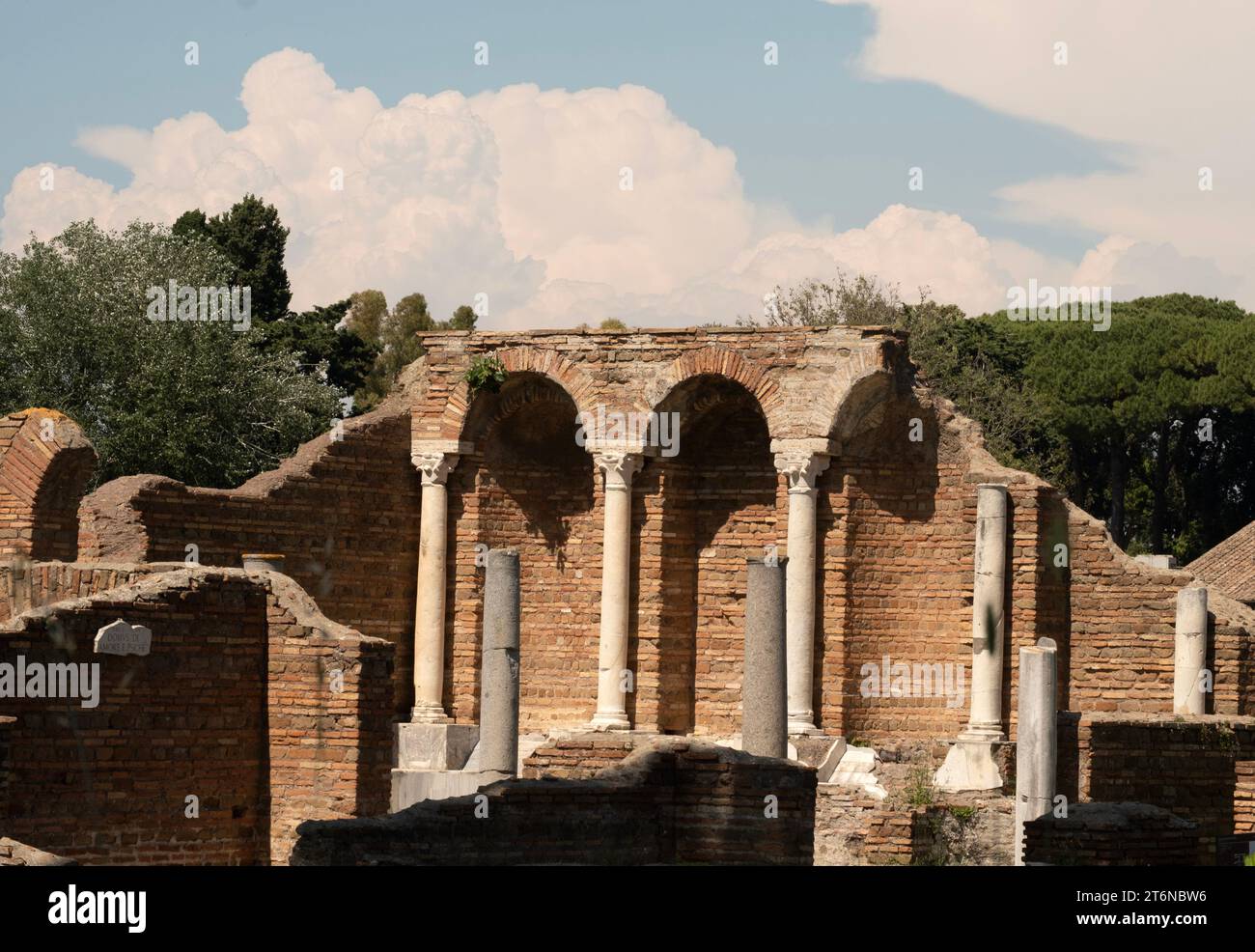 Antichi edifici romani nel sito archeologico di Ostia Antica, Roma Foto Stock