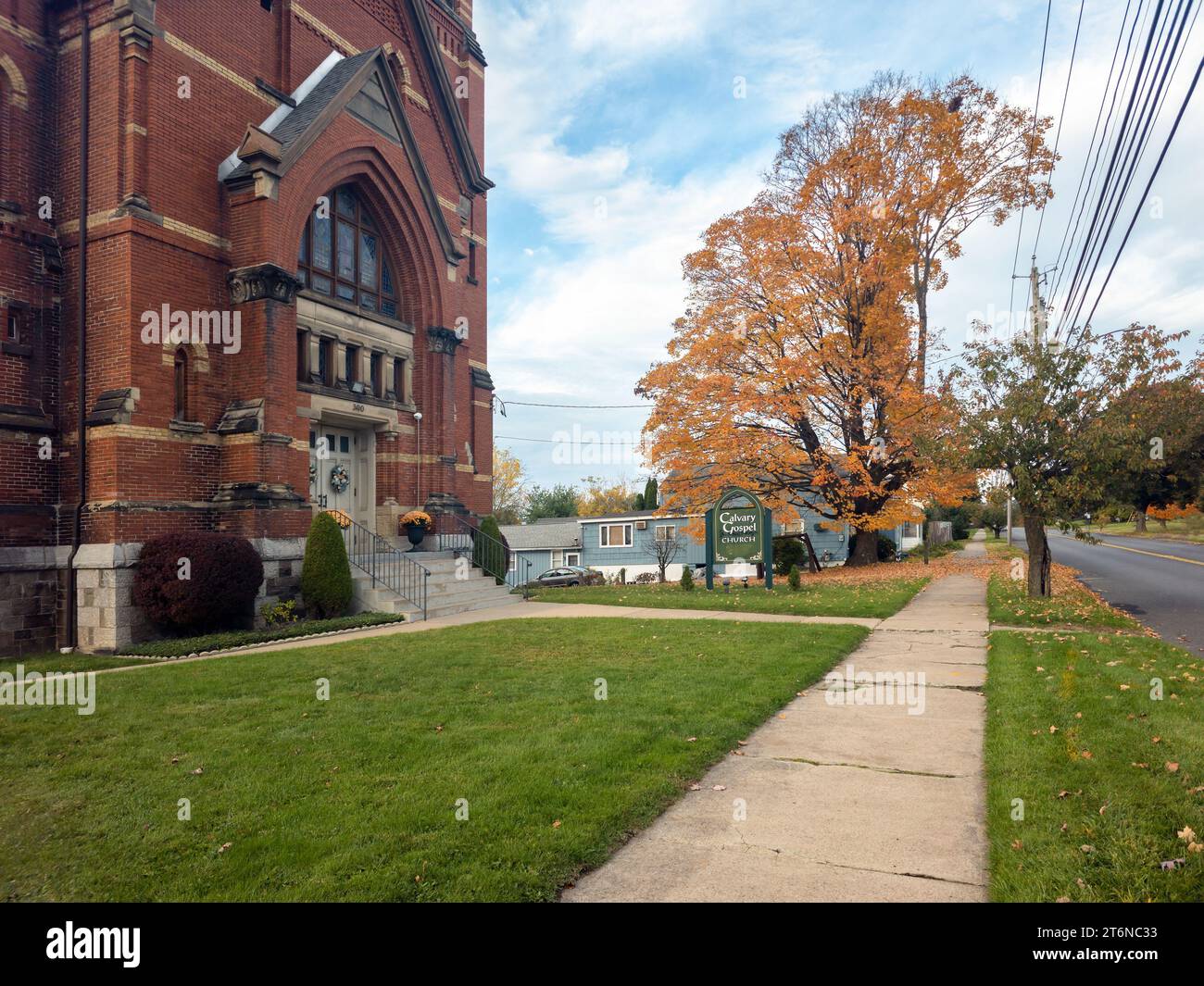 New York Mills, New York - 25 ottobre 2023: Vista ravvicinata del paesaggio della chiesa gospel del Calvary. Foto Stock