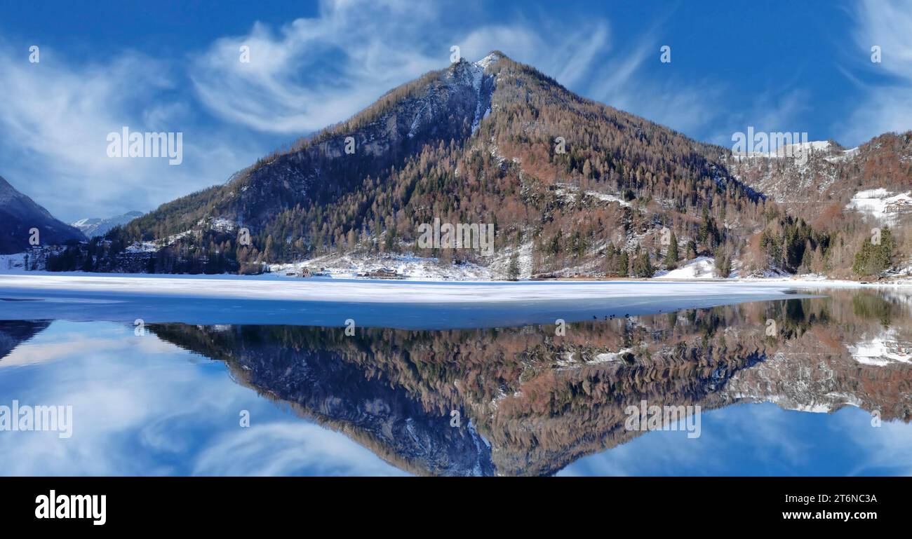 Vista panoramica del lago di Alleghe contro il cielo in inverno Foto Stock