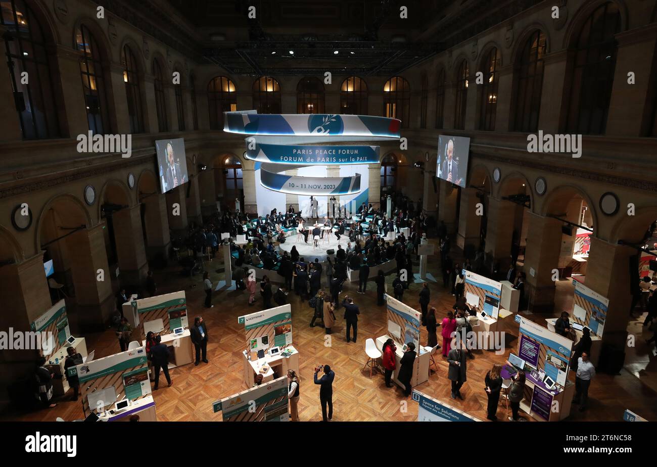 (231111) -- PARIGI, 11 novembre 2023 (Xinhua) -- gli ospiti partecipano al Forum di pace di Parigi, in Francia, 10 novembre 2023. (Xinhua/Gao Jing) Foto Stock