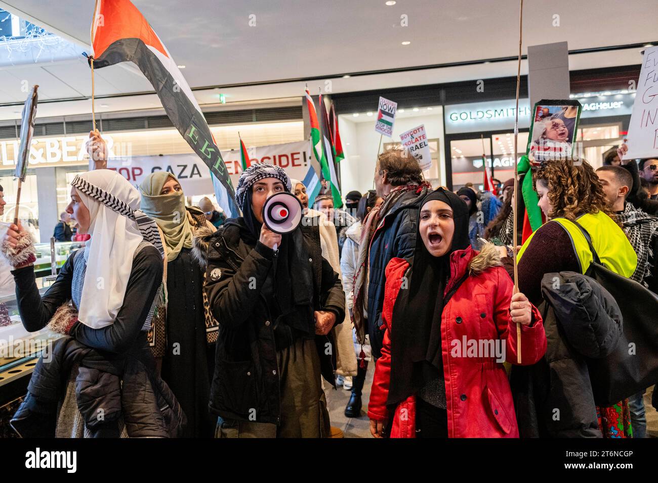 Edimburgo, Regno Unito. 11 novembre 2023. I manifestanti pro-palestinesi si riuniscono e marciano a Edimburgo durante la giornata dell'armistizio. I manifestanti pro-palestinesi cantano fuori dalla banca Barclays in Princess Street, marciano attraverso il centro commerciale St James Quarter fino al Monumento Nelson. Credito: Euan Cherry Credit: Euan Cherry/Alamy Live News Foto Stock