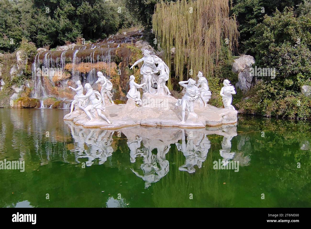 CASERTA, ITALIA - 13 NOVEMBRE 2022: Sculture nella fontana della reggia di Caserta raffiguranti Diana che si bagna con il suo seguito di ninfe. Foto Stock
